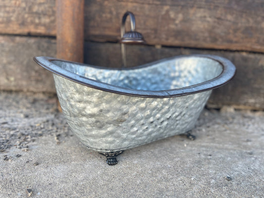3– Tin Bathtub Decor