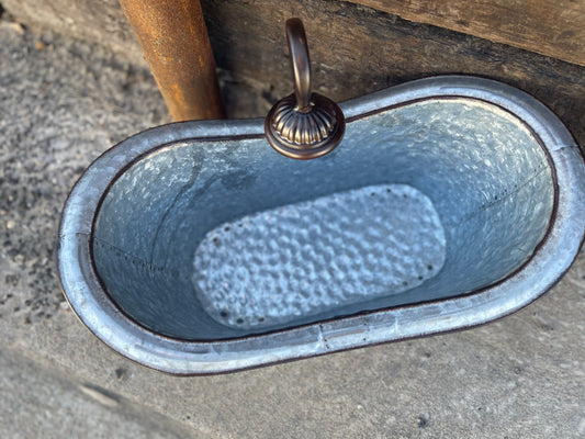 3– Tin Bathtub Decor